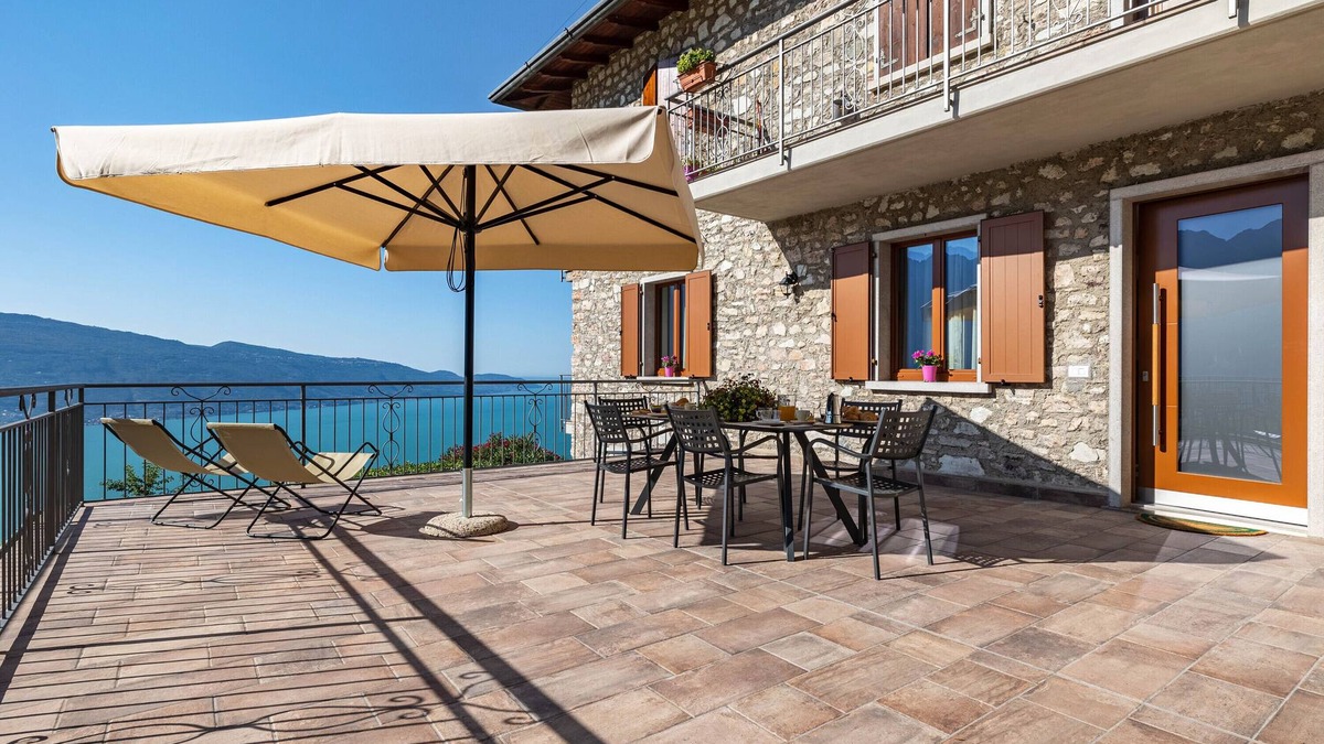 Oldesio Apartment | Holiday Apartment "Il Cinque" with Lake View, Shared Pool & Wi-Fi