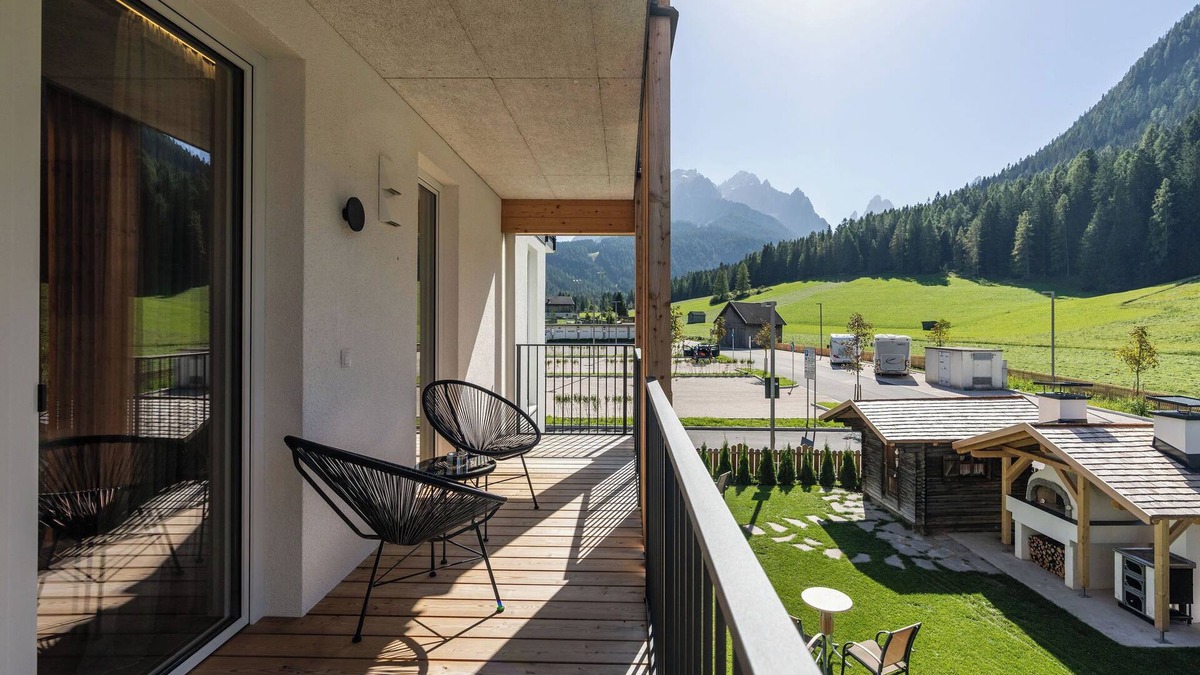 Sesto Apartment | Holiday Apartment in a Hotel 'Apartment Home' with Mountain View, Shared Garden and Wi-Fi