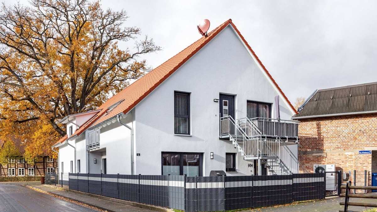 Wasbuttel Apartment | Holiday Apartment "Lampa" with Balcony and Wi-Fi