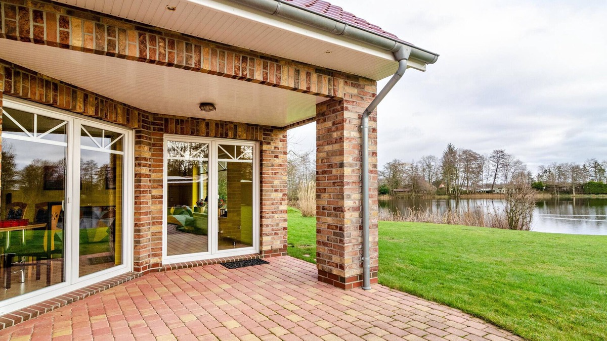 Kolker Apartment | Holiday Apartment "Landromantik Mit Seeblick" with Lake View, Private Terrace & Shared Garden