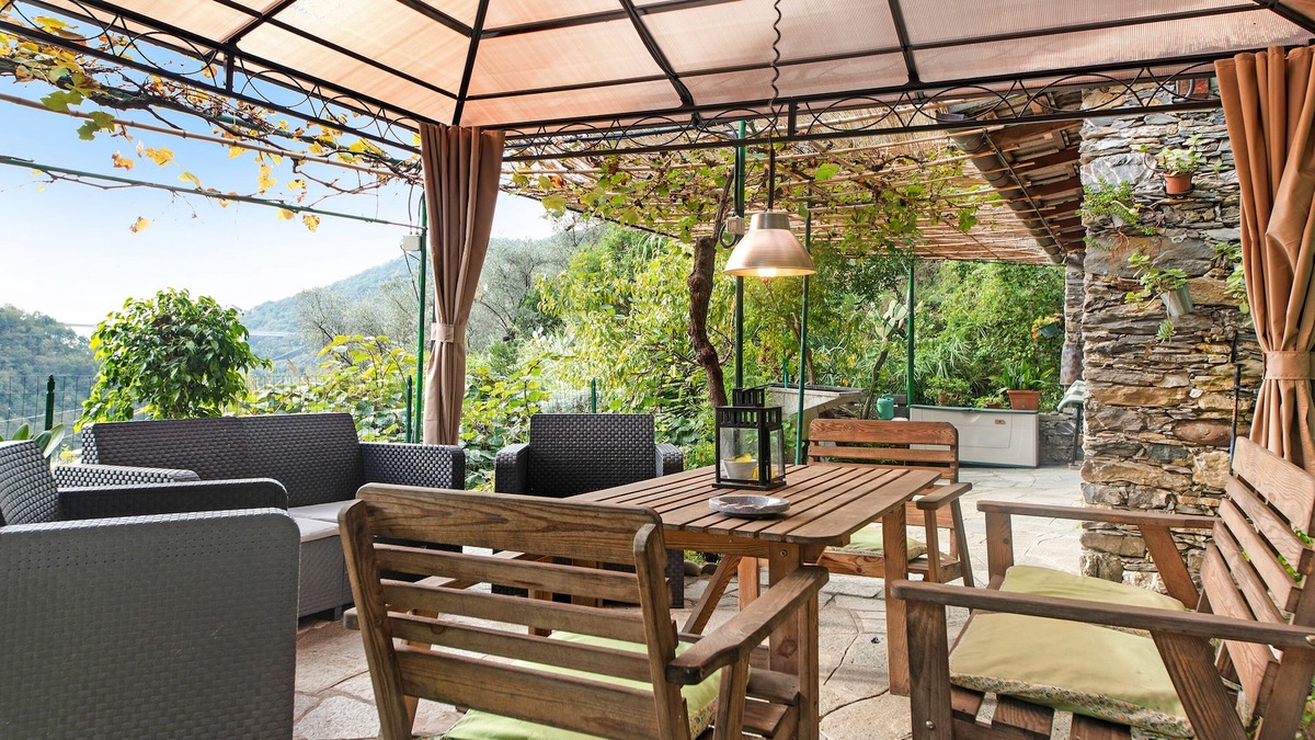 Avegno Apartment | Holiday Apartment "Le Cicale a Due Passi dal Mare" with Shared Garden