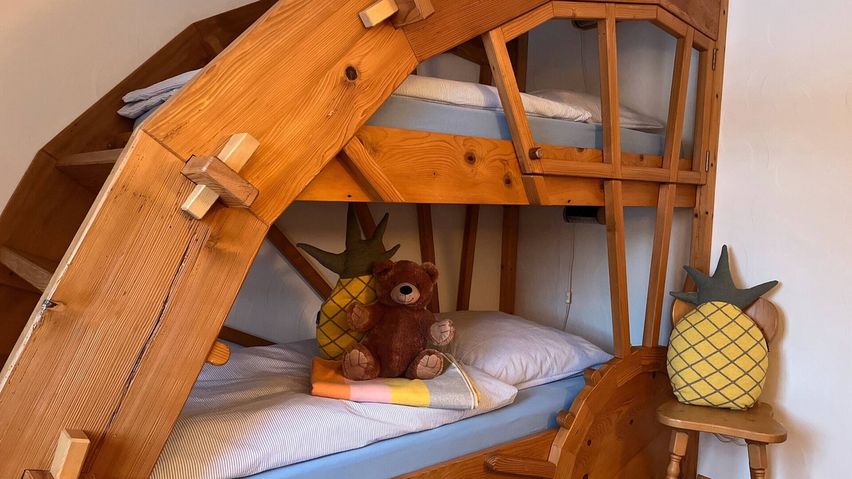 Saig Apartment | Holiday Apartment Lindenhof with Mountain View, Shared Garden and Wi-Fi