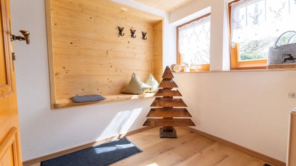 Schonach im Schwarzwald Apartment | Holiday Apartment 'Maisonette-Ferienwohnung' with Mountain View, Shared Garden and Wi-Fi