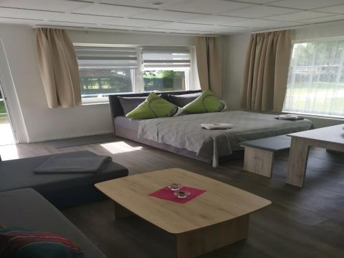 Goldberg House | Holiday apartment on Lake Goldberg