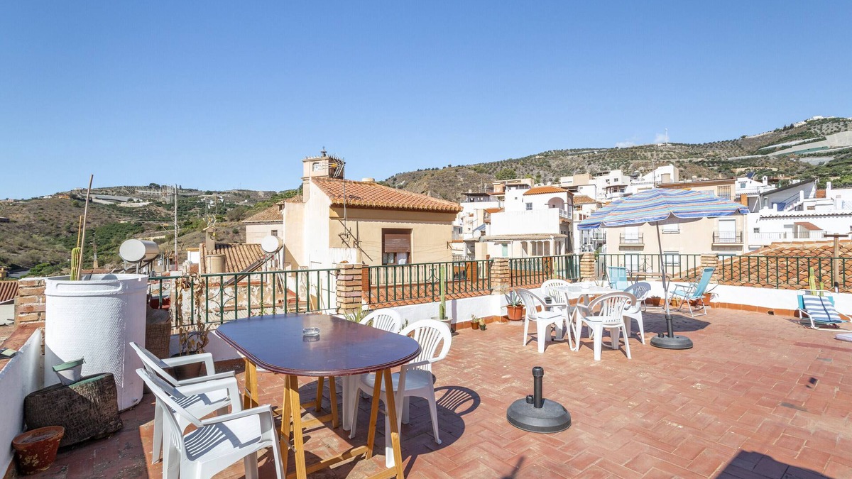 Itrabo Apartment | Holiday Apartment "Palacete Fabian 1" with Mountain View, 2 Private Terraces & Wi-Fi