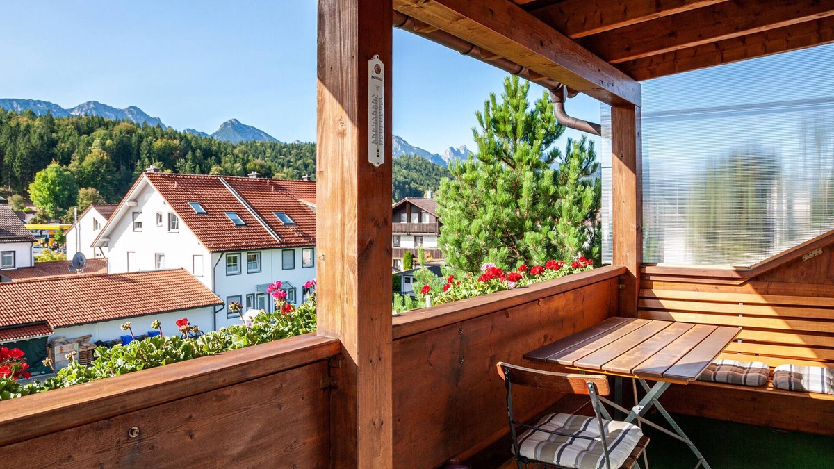 Fuessen Apartment | Holiday Apartment "Paulas Koenigscard" with Mountain View, Balcony and Wi-Fi