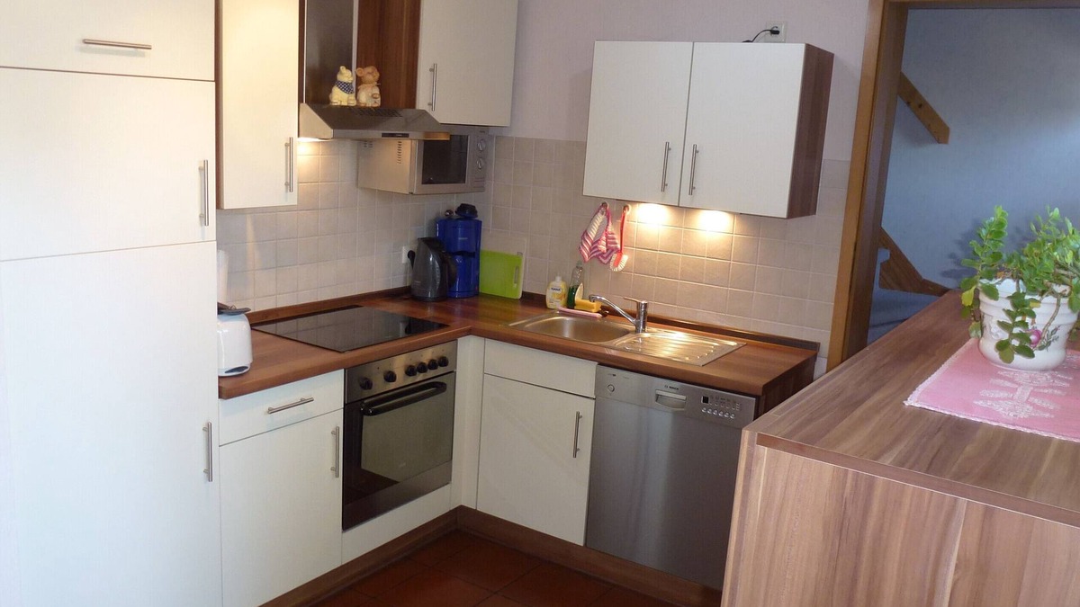 Uelvesbull Apartment | Holiday Apartment "Petersen - 1" with Shared Terrace, Shared Garden & Wi-Fi