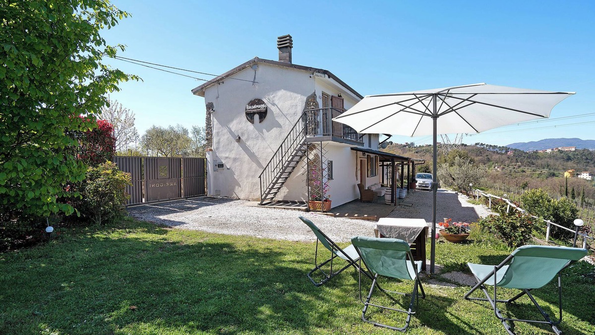 Arcola Apartment | Holiday Apartment "Rosadimaggio Camelia" with Garden & Wi-Fi