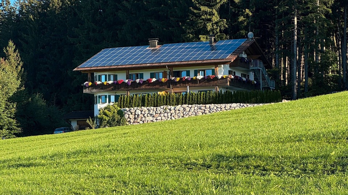 Friesenried Apartment | Holiday Apartment 'Sonnenstrahl' with Shared Garden, Balcony and Wi-Fi
