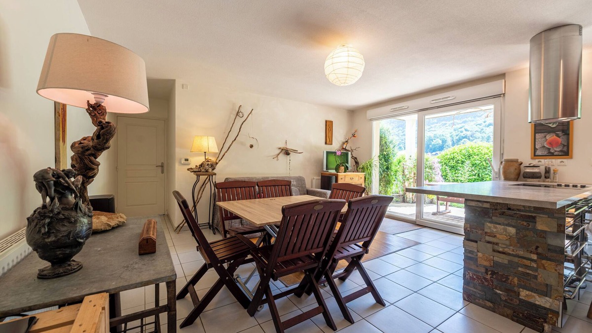 Seynod Apartment | Holiday Apartment "T3 Au Vert À 5 Min D'Annecy Centre" with Private Terrace, Private Garden & Wi-Fi
