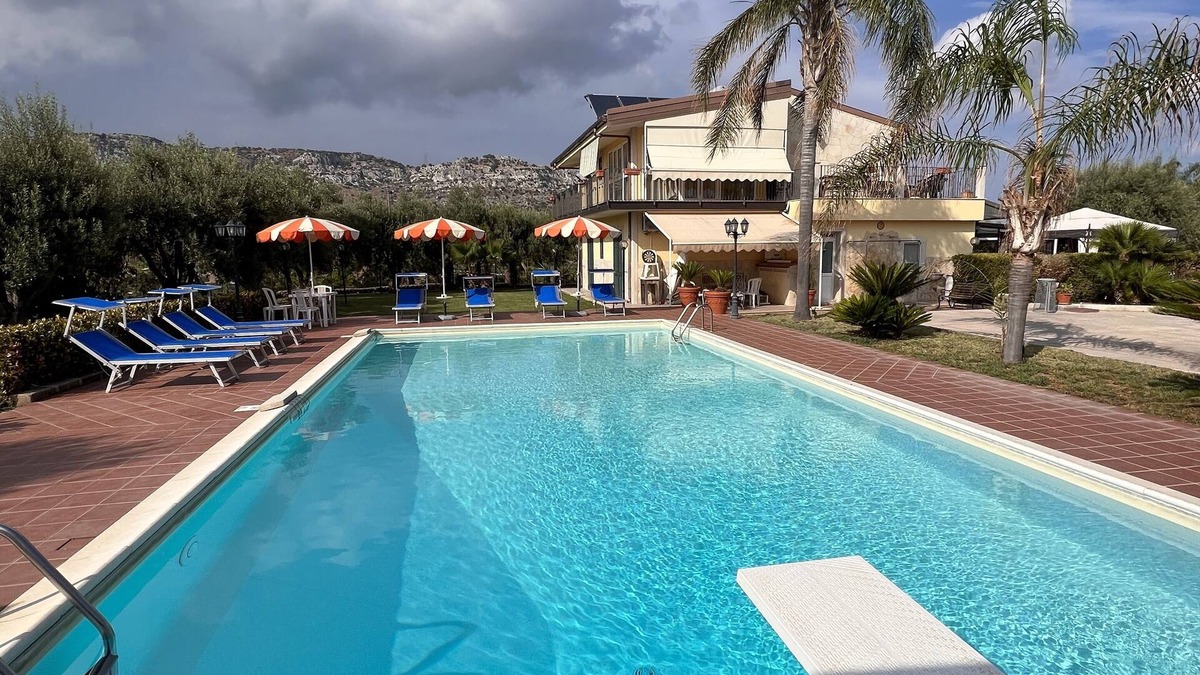 Syracuse Villa | Holiday Apartment Villa Ludovica, Swimming pool 6x12, padel field, Jacuzzi
