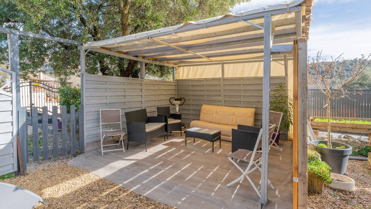 Lioux Apartment | Holiday Apartment 'Villa les Lauriers' with Mountain View & Wi-Fi