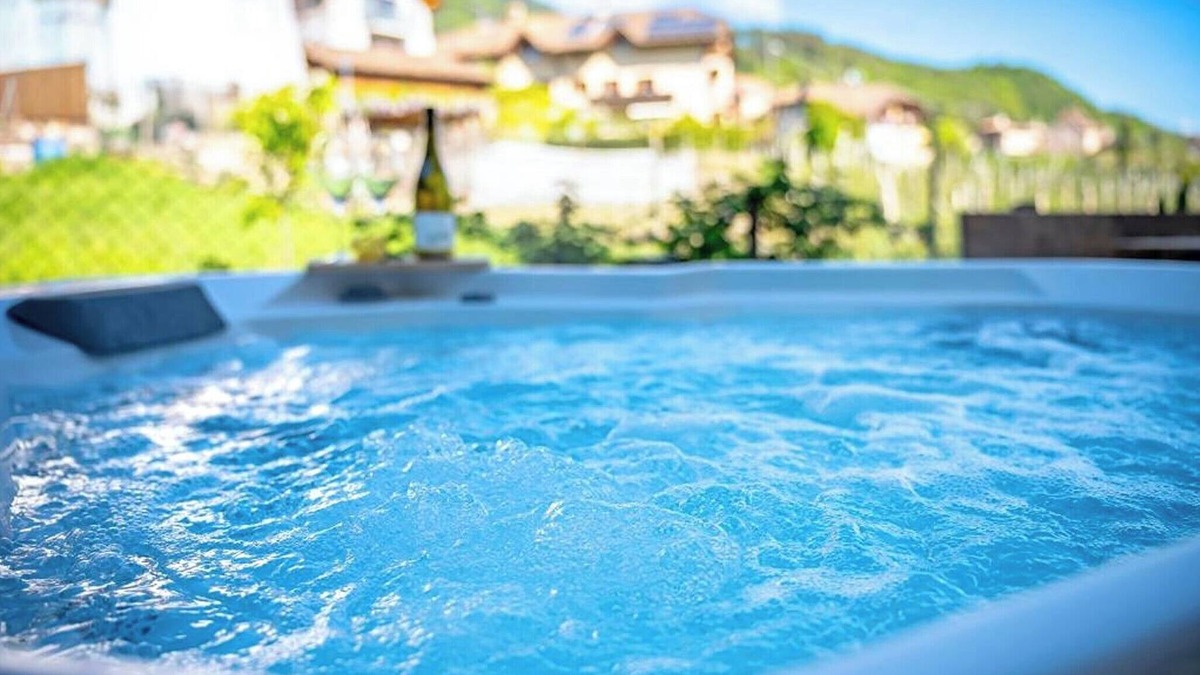 Berg/Monte Apartment | Holiday Apartment "Weingut Lahn Zu Eppan Apt Garten" with Mountain View, Private Garden and Whirlpool