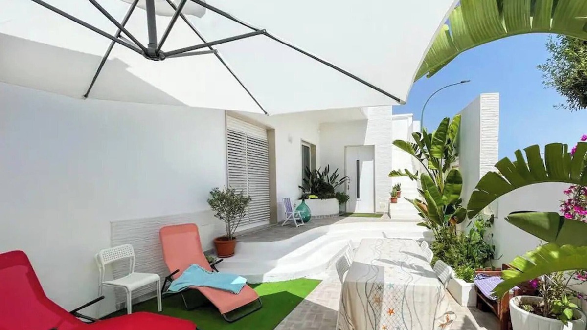 Veglie Apartment | Holiday Apartment "White House" with Private Terrace and A/C