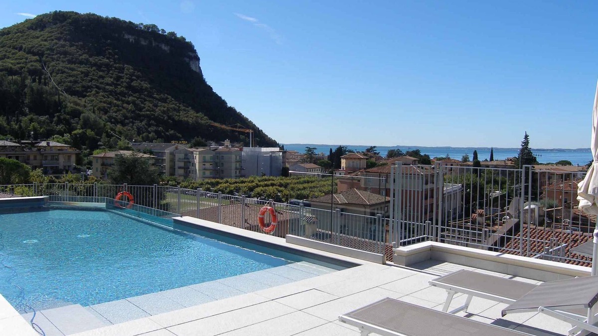 Corno Apartment | Holiday apartment with air conditioning, internet, balcony and rooftop pool