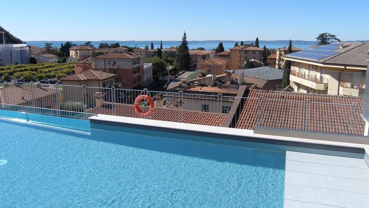 Corno Apartment | Holiday apartment with air conditioning, internet, balcony and rooftop pool