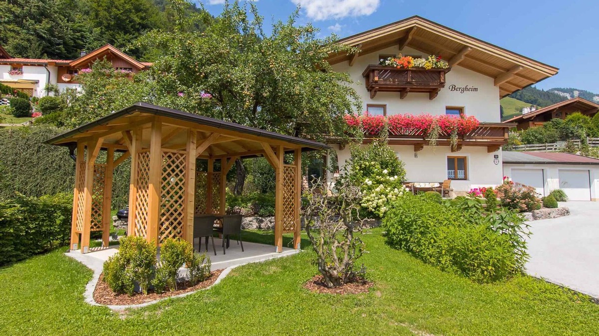 Walchsee Apartment | Holiday apartment with garden and trampolines