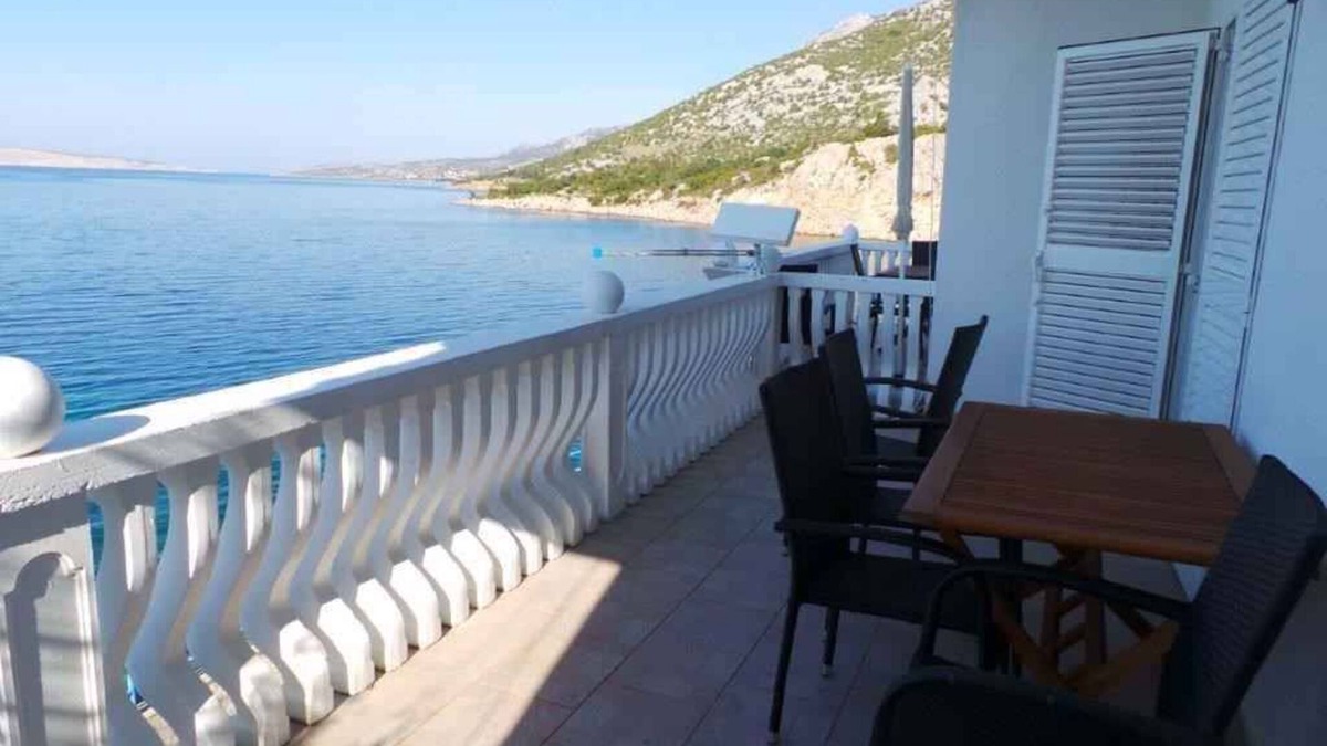 Karlobag Apartment | Holiday apartment with terrace near the sea