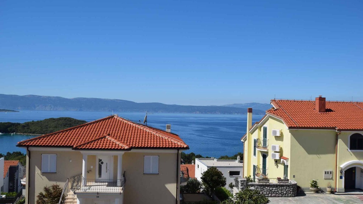Njivice Apartment | Holiday apartment with balcony and sea view