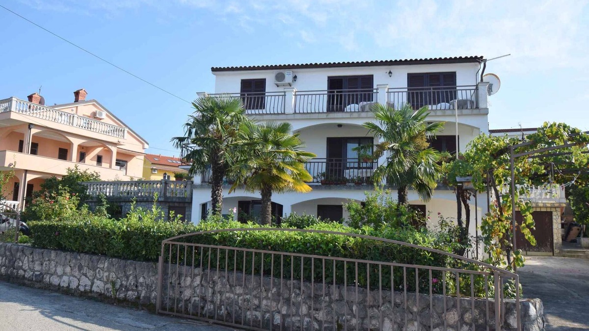 Njivice Apartment | Holiday apartment with air conditioning, Internet and sea view