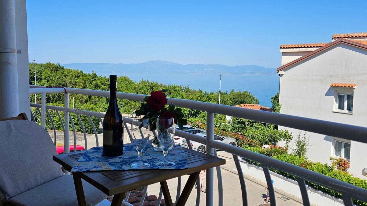 Njivice Apartment | Holiday apartment with balcony and sea view