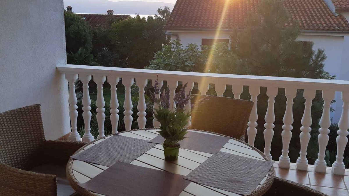 Njivice Apartment | Holiday apartment with sea view terrace and BBQ