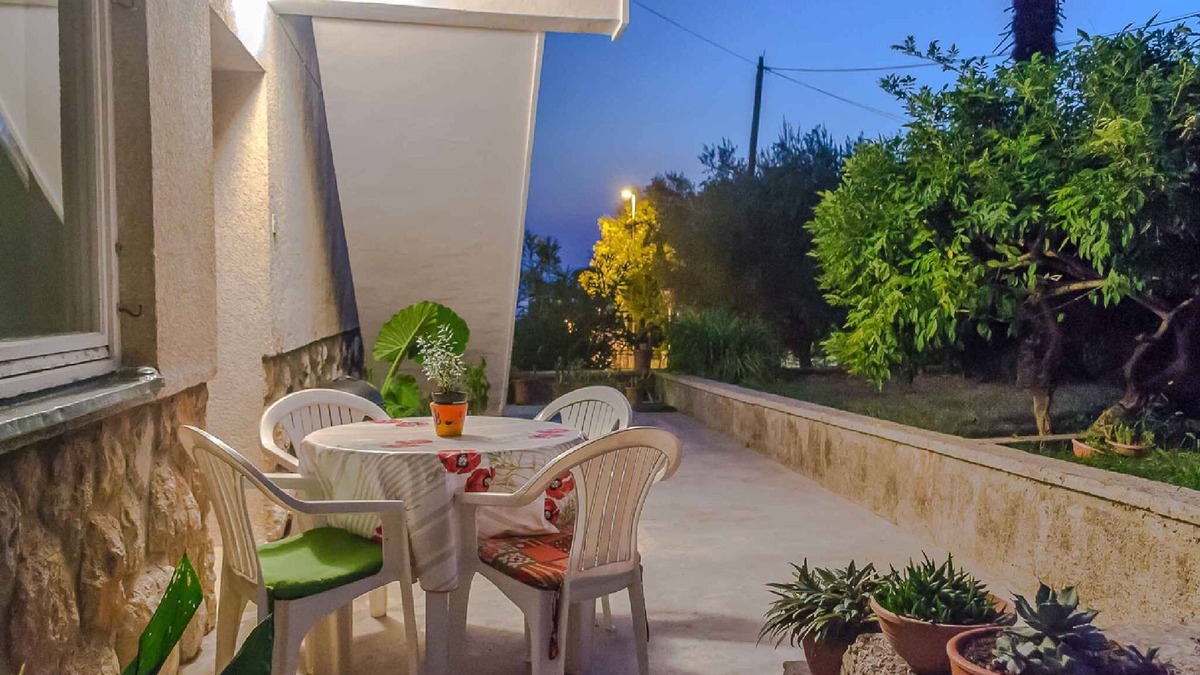 Njivice Apartment | Holiday apartment with terrace and barbecue