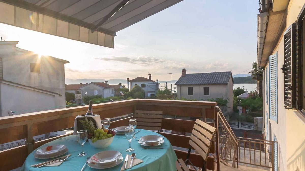 Njivice Apartment | Holiday apartment with air conditioning, outdoor pool and sea view balcony