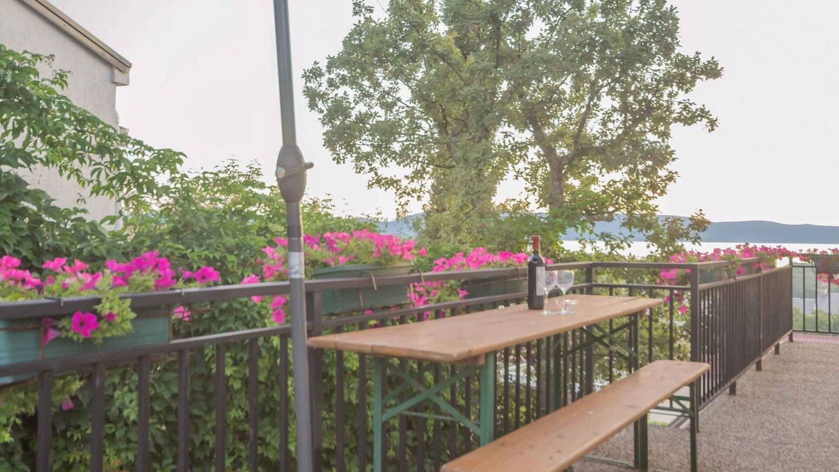 Njivice Apartment | Holiday apartment with sea view