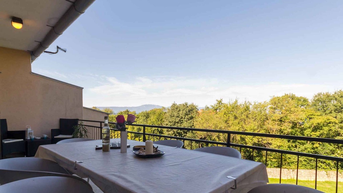 Njivice Apartment | Holiday apartment with air conditioning and sea view