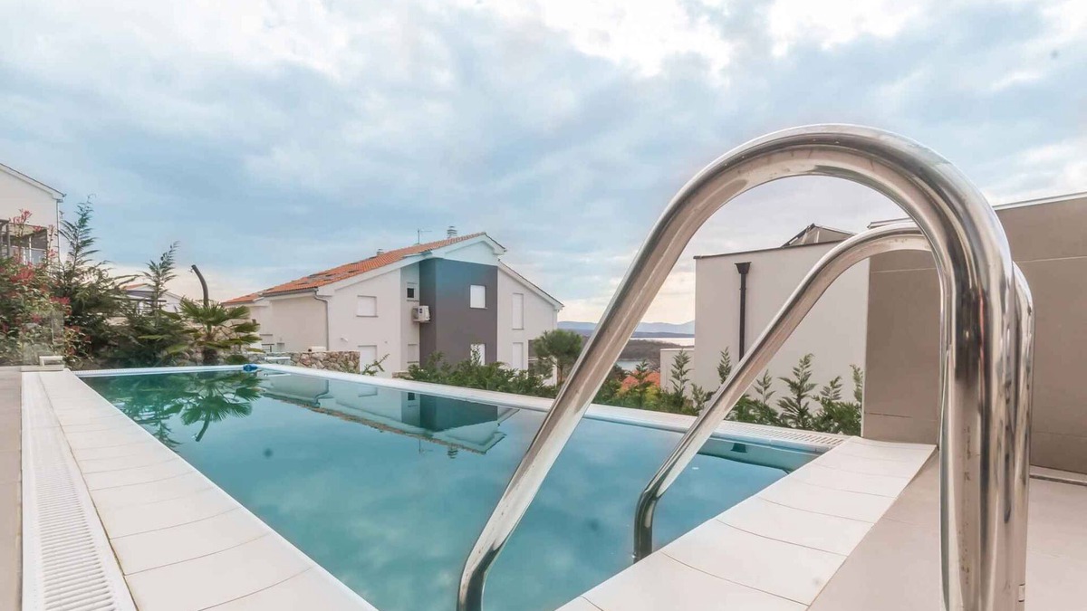 Njivice Apartment | Holiday apartment with use of the pool
