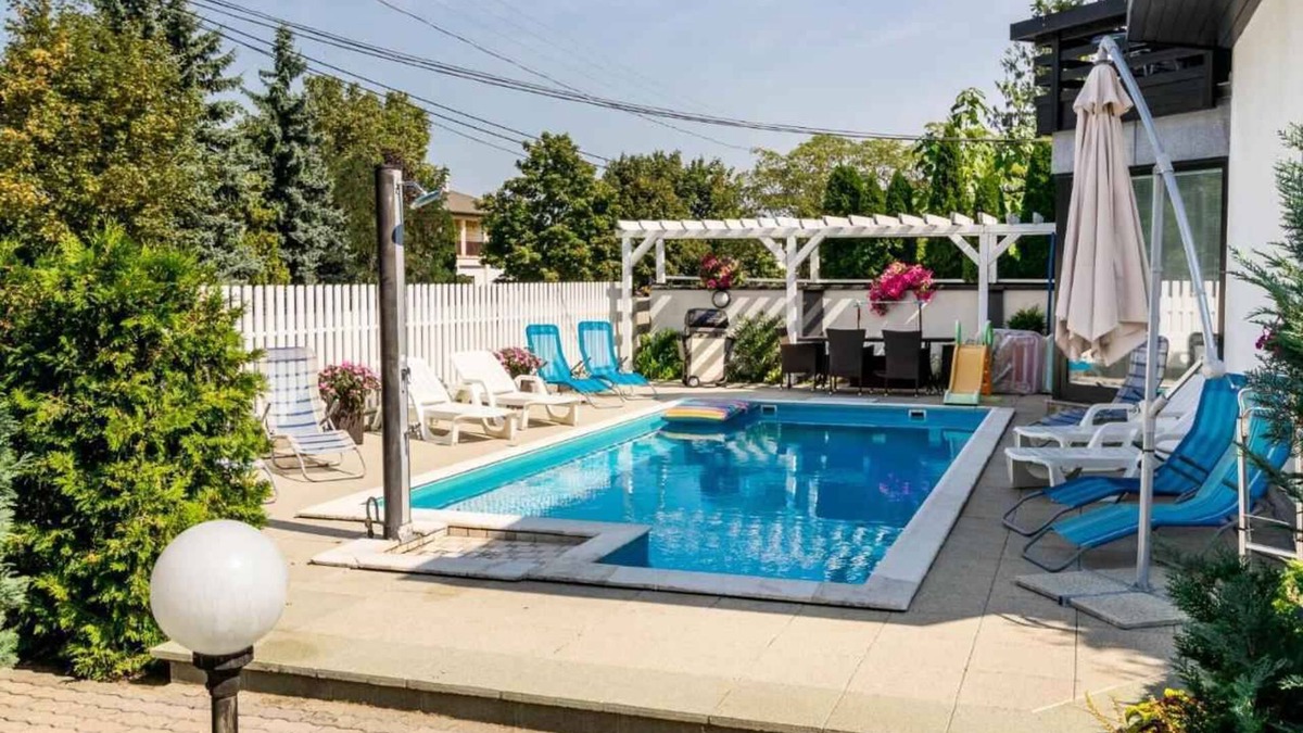 Siofok Apartment | Holiday apartment with outdoor swimming pool and terrace