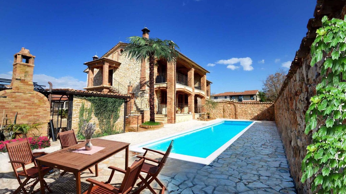Nova Vas Apartment | Holiday apartment with pool and Tuscan style