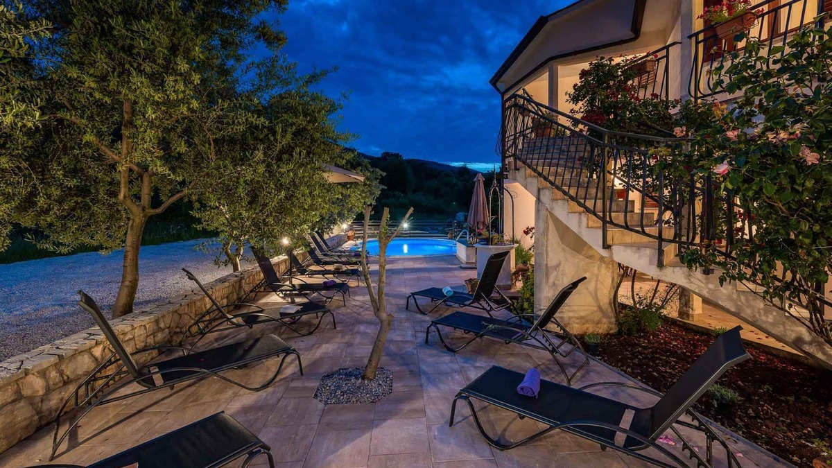 Drenje Apartment | Holiday apartment with sea view and pool