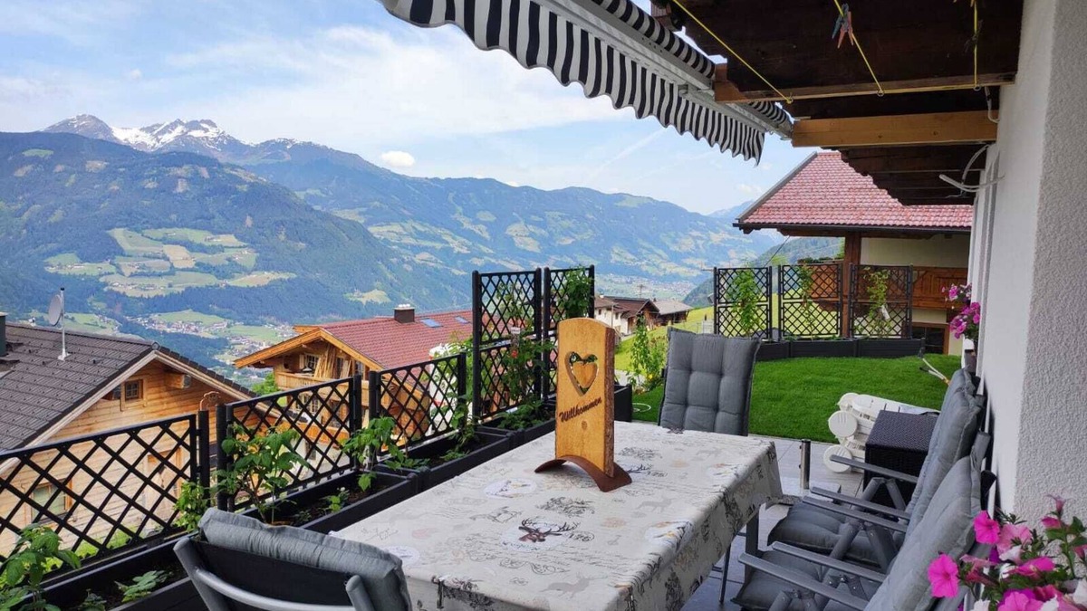 Stummerberg Apartment | Holiday Apartment "Zillertalblick" with Panorama Mountain View & Terrace