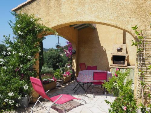 Bellegarde House | Holiday cottage with private terrace, Bellegarde