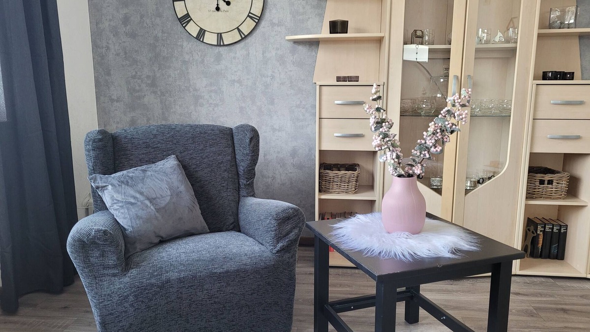 Petersburg Apartment | Holiday Apartment "Am Strohberg" with Balcony and Wi-Fi