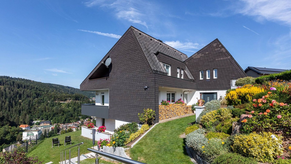 Triberg im Schwarzwald Apartment | Holiday Apartment Triberg-Blick with Mountain View, Terrace and Wi-Fi