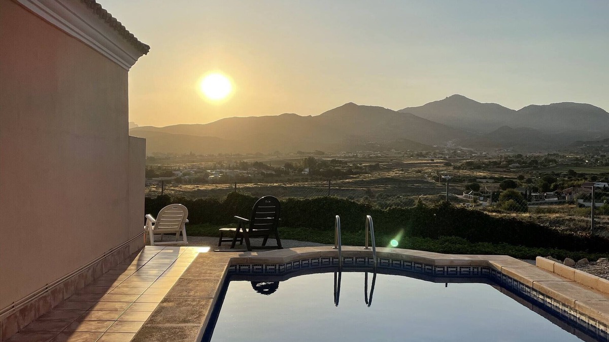 San Vicente del Raspeig House | Holiday Home 'Villa Buena Vista' with Sea View, Private Pool and Private Terrace