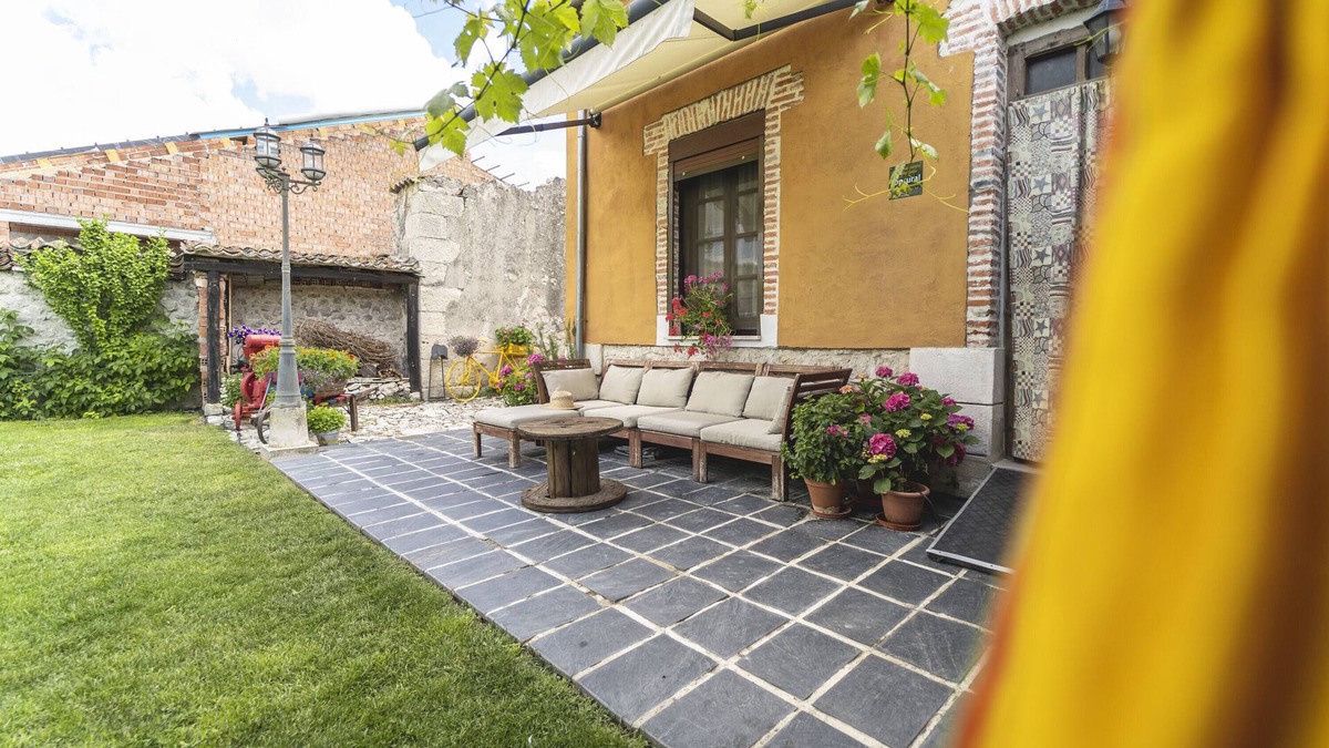 Santibanez de Valcorba House | Holiday Home 'Los Aperos' with Private Garden