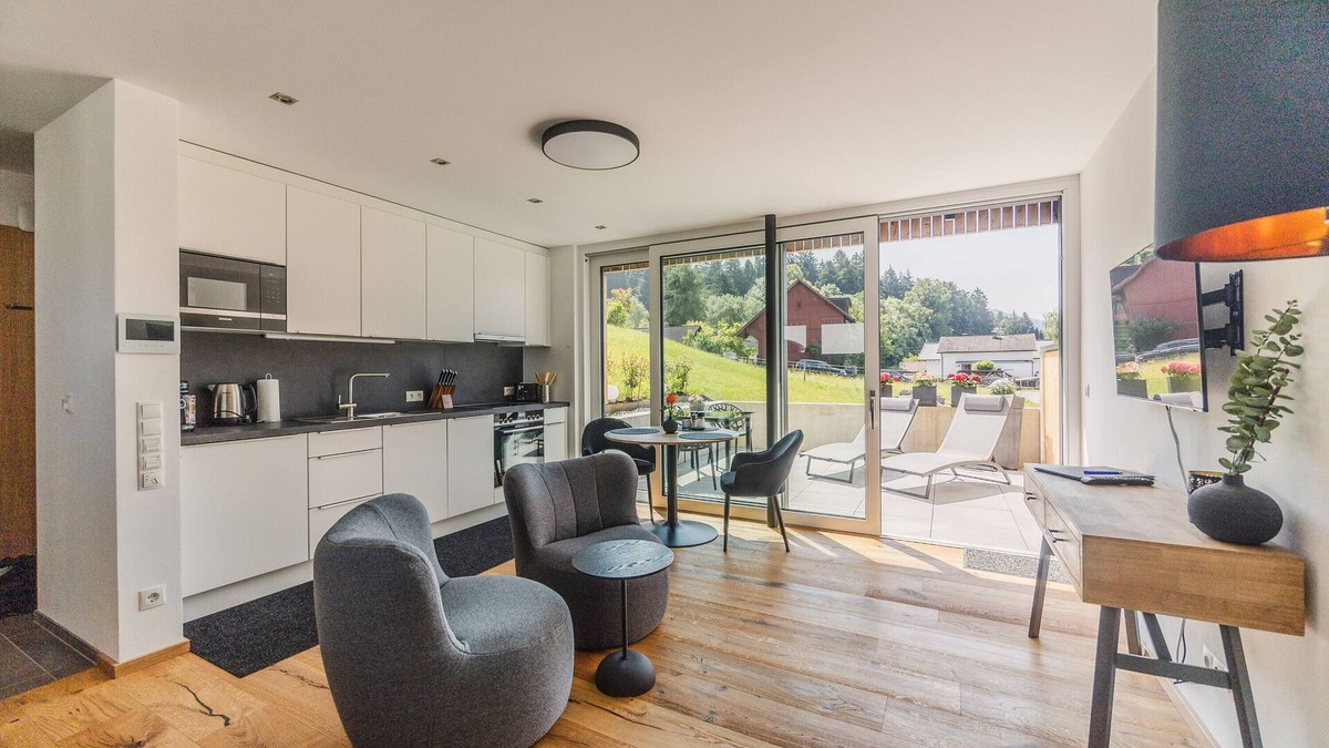 Hoerbranz Apartment | Holiday flat ‘1 room with terrace’, private terrace and Wi-Fi