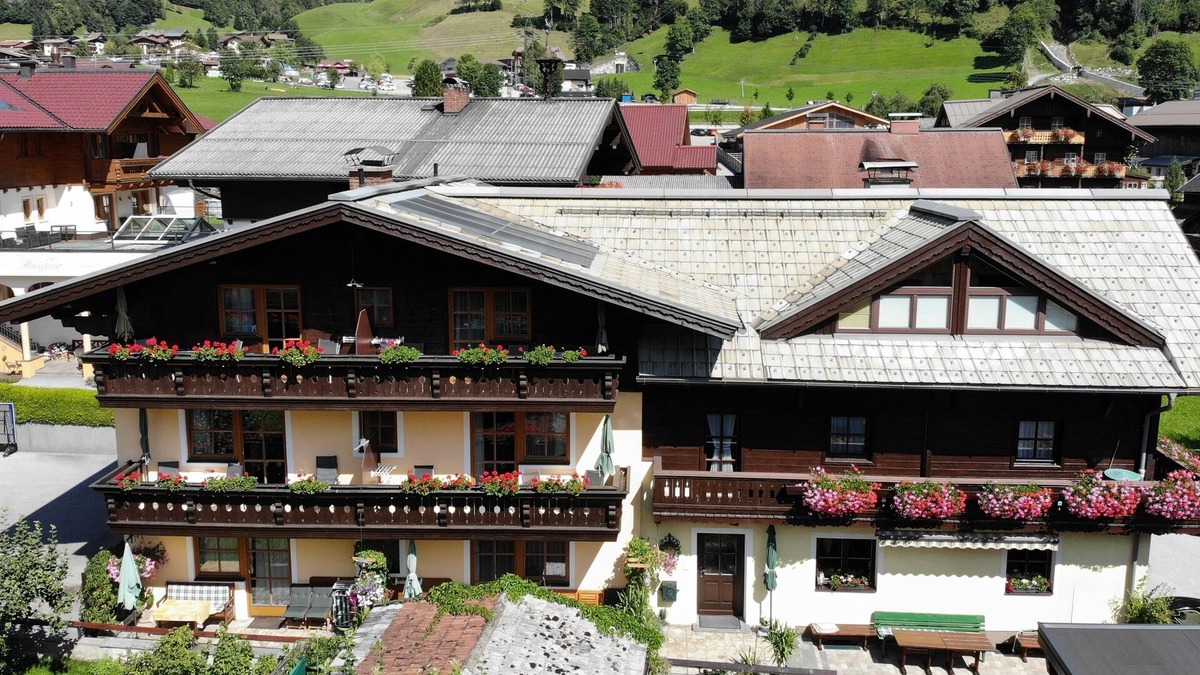 Dorfgastein Apartment | holiday flat in the wintersport & hiking paradise Gastein, with WLAN