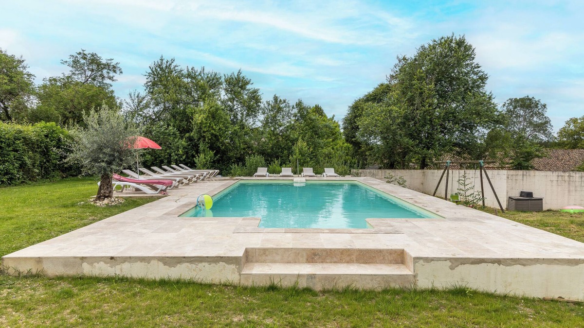 Sainte-Sabine-Born House | Holiday Home 'Le Magicogîte - Harry Potter' with Shared Pool, Wi-Fi and Air Conditioning