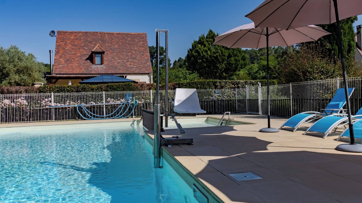 Castelnaud-la-Chapelle House | Holiday Home 'Fleurie' with Shared Pool, Wi-Fi and Air Conditioning