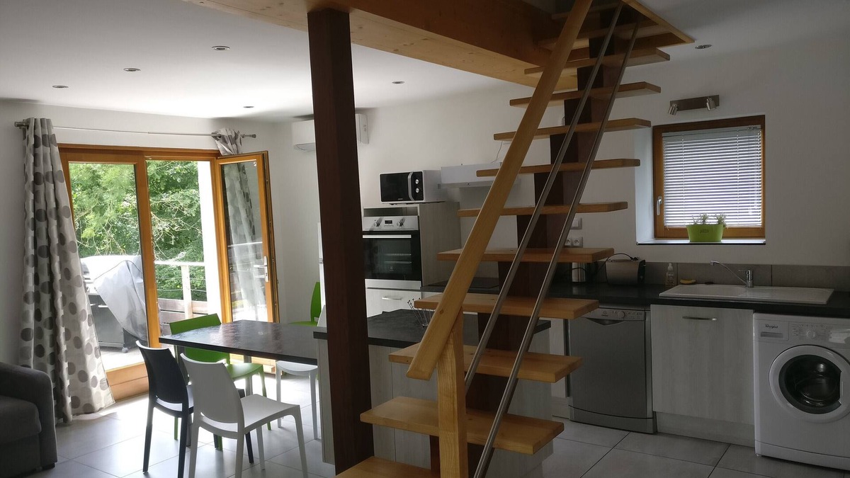 La Chapelle-de-la-Tour House | Holiday Home 'La Maison De Pierre' with Private Terrace, Wi-Fi and Air Conditioning