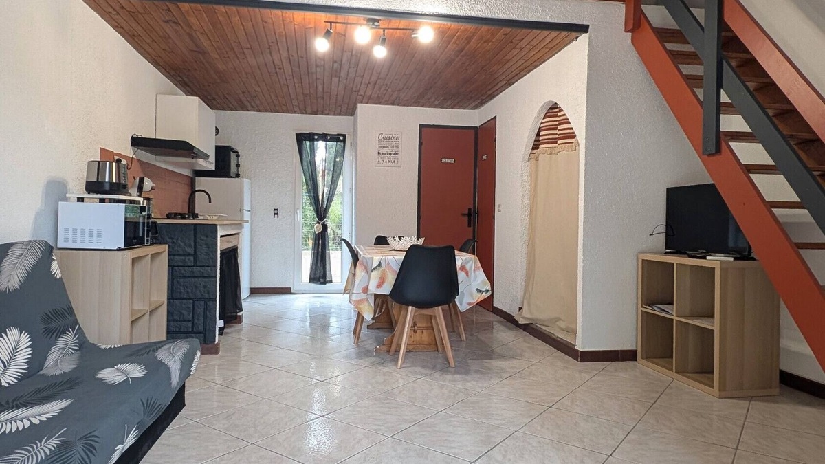 Roquefort-des-Corbieres House | Holiday Home 'La Capelle 4 Persons 880' with Shared Pool, Wi-Fi and Air Conditioning