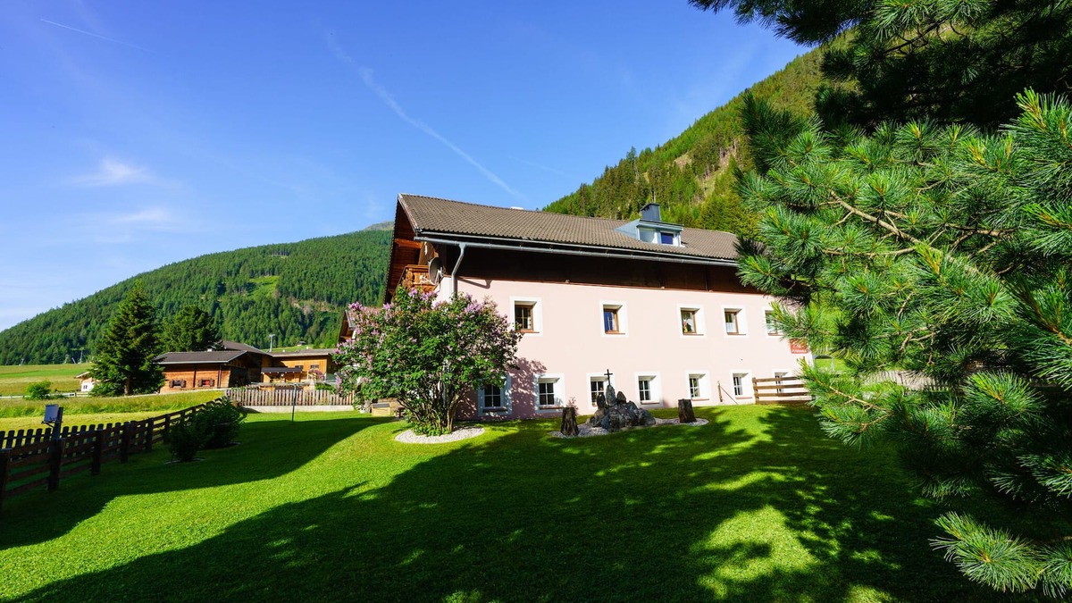 Großdorf House | Holiday home ideal for families & groups for 10 -12 people