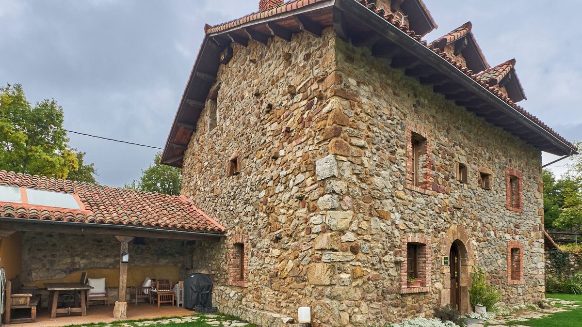Robledo de la Guzpena House | Holiday Home 'La Venta Del Alma' with Mountain View, Private Terrace and Wi-Fi