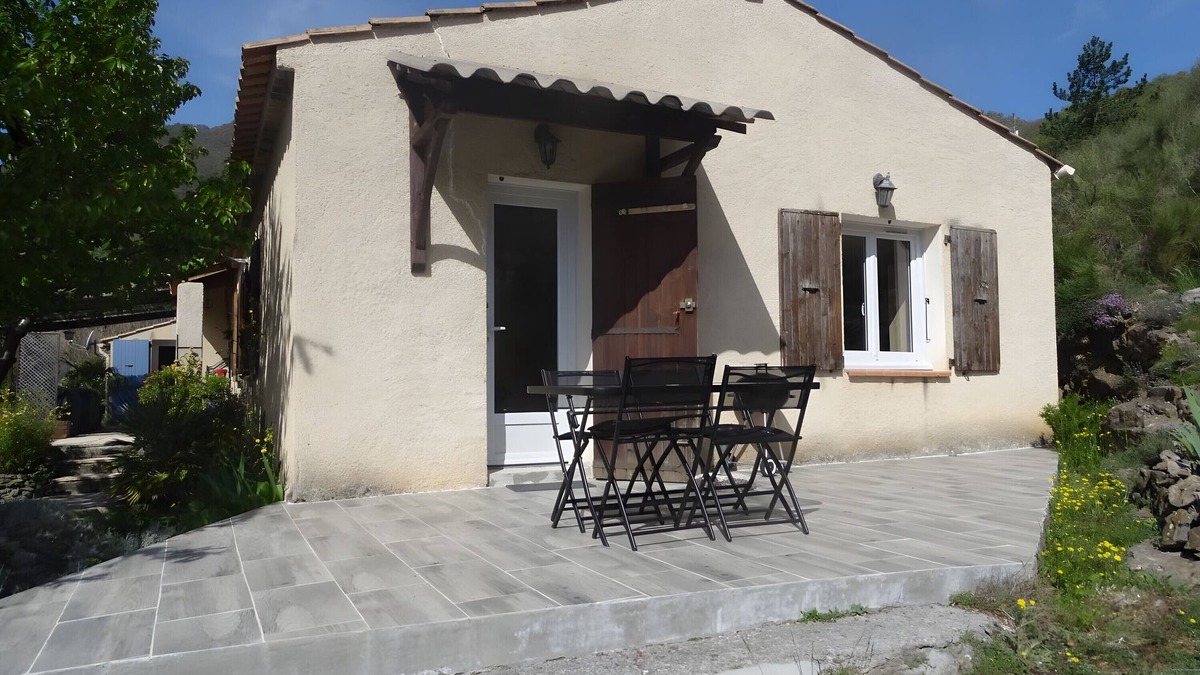La Robine-sur-Galabre House | Holiday Home 'Les Iris' with Mountain View, Private Terrace and Wi-Fi