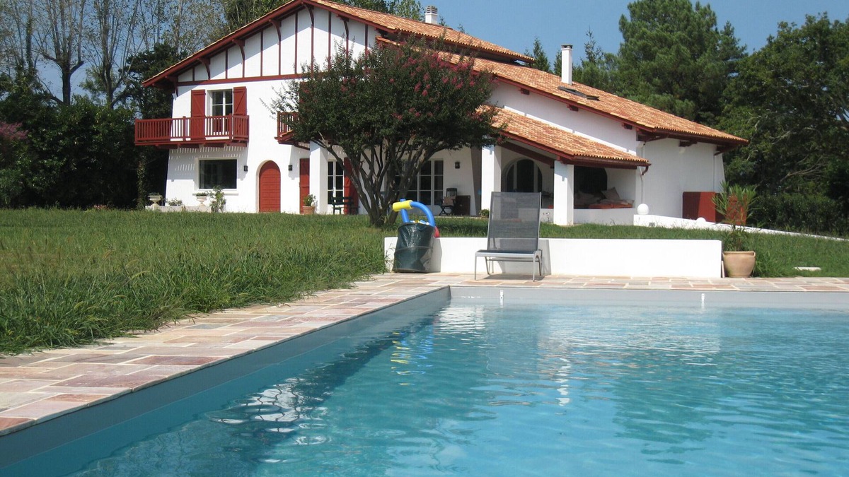Saint-Pee-sur-Nivelle House | Holiday Home 'Grande Maison Piscine 6 Chambres' with Mountain View, Pool and Wi-Fi